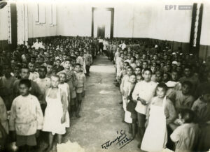 Αθήνα. Ζαππειο. Ορφανά προσφυγόπουλα από τη Μικρά Ασία κατά τη διάρκεια συσσιτίου (που πρόσεφερε αμερικανικός φιλανθρωπικός οργανισμός) σε αίθουσα του Ζαππείου. Συλλογή Πέτρου Πουλίδη, Φωτογραφικό Αρχείο ΕΡΤ.